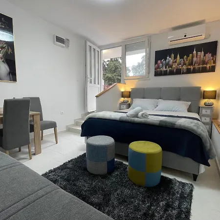 Old Town Bridge Apartman *